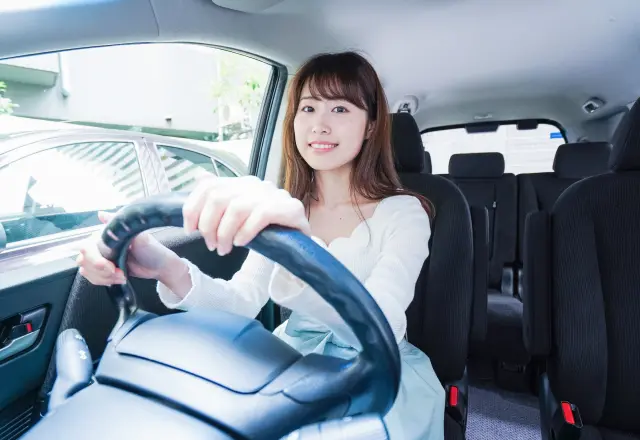 女性が車を運転している写真