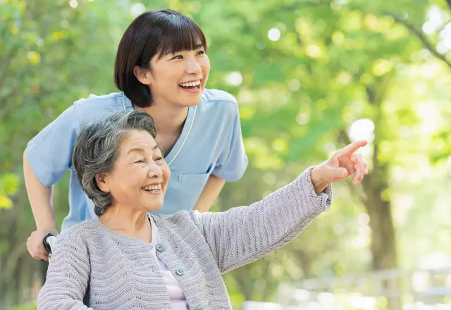 若い女性と高齢女性が笑顔の写真